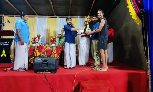 ആകാശ് തില്ലങ്കേരിക്ക് ട്രോഫി സമ്മാനിച്ച് ഡി.വൈ.എഫ്.ഐ കേന്ദ്ര കമ്മിറ്റി അംഗം എം. ഷാജർ