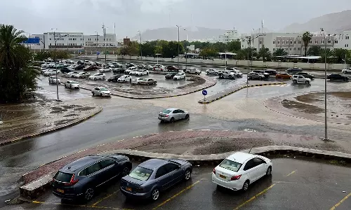 ഒമാന്റെ വിവിധ ഗവർണറേറ്റുകളിൽ ശക്തമായ മഴ ലഭിച്ചു ഒമാന്റെ വിവിധ ഗവർണറേറ്റുകളിൽ ശക്തമായ മഴ ലഭിച്ചു