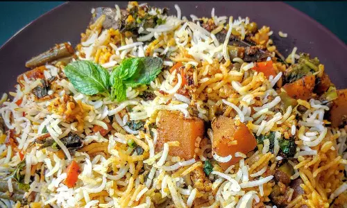 വെജ് ബിരിയാണിയിൽ ചിക്കന്റെ എല്ല്; റെസ്റ്റോറന്റ് ഉടമയ്ക്കെതിരെ കേസ്