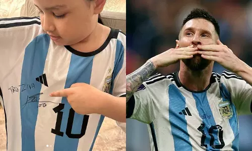 ധോണിയുടെ മകൾക്ക് മിശിഹയുടെ സ്നേഹ സമ്മാനം; മെസ്സി ഒപ്പുവച്ച ജഴ്സിയുമിട്ട് സിവ