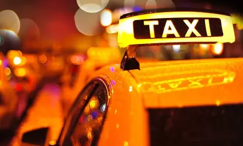 യു.പിയിൽ ഓടുന്ന ടാക്സിയിൽ യുവതിയെ കൂട്ടബലാത്സം​ഗം ചെയ്തു; മൂന്ന് പേർ പിടിയിൽ  ‌