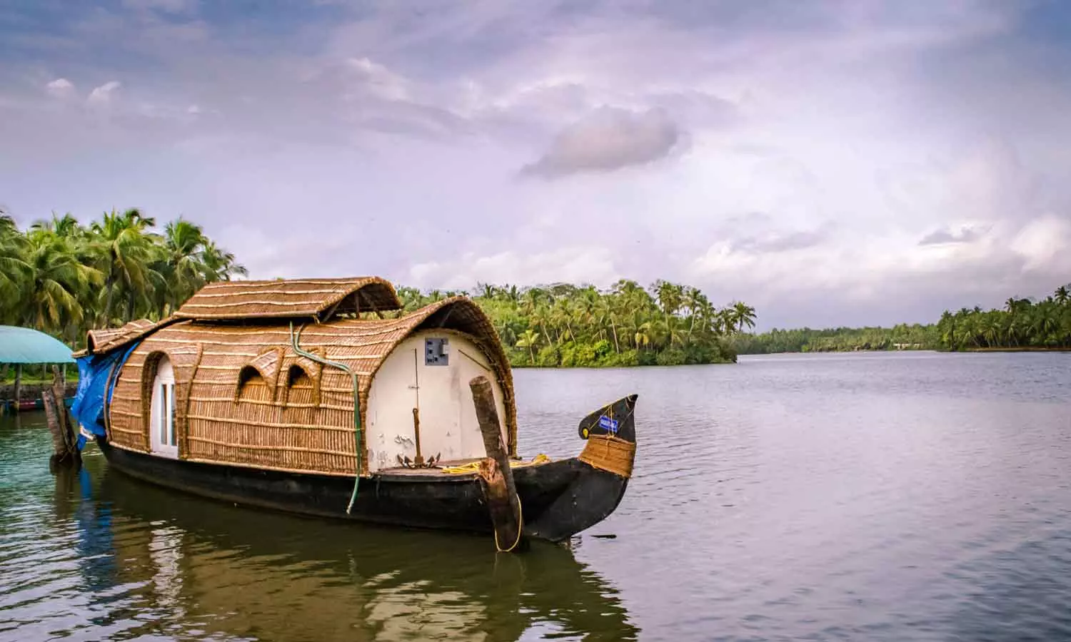 ആലപ്പുഴയിൽ ഹൗസ്‌ബോട്ട് മുങ്ങി ഒരാൾ മരിച്ചു