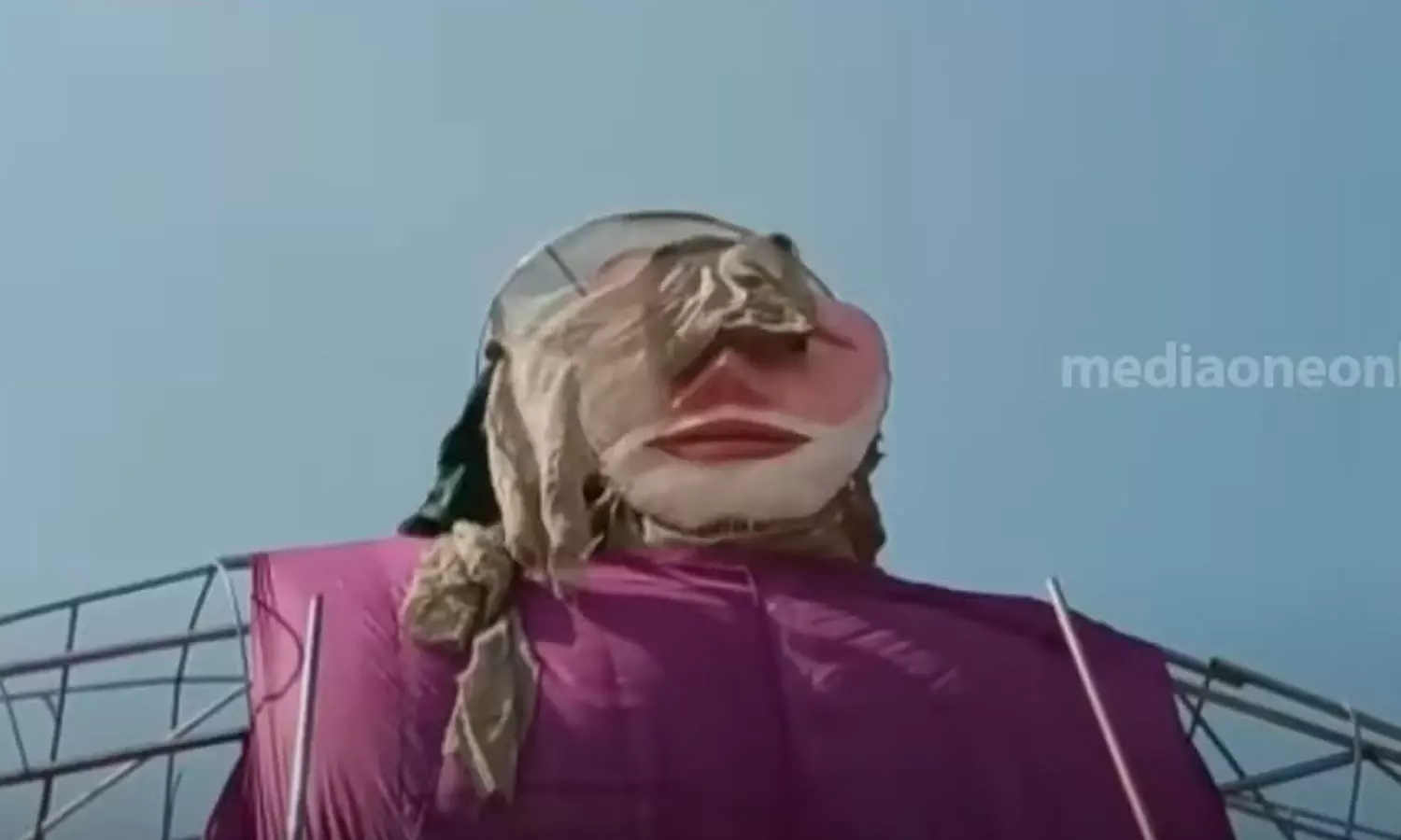 പ്രധാനമന്ത്രി മോദിയുടെ രൂപസാദൃശ്യം; കൊച്ചിൻ കാർണിവലിൽ ഒരുക്കിയ പാപ്പാഞ്ഞിക്കെതിരെ ബി.ജെ.പി പ്രധാനമന്ത്രി മോദിയുടെ രൂപസാദൃശ്യം; കൊച്ചിൻ കാർണിവലിൽ ഒരുക്കിയ പാപ്പാഞ്ഞിക്കെതിരെ ബി.ജെ.പി