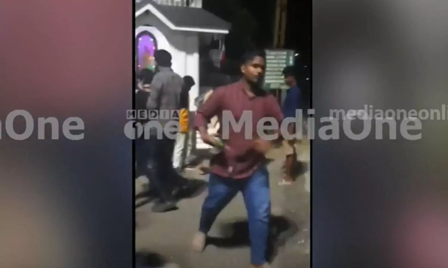 കാഞ്ഞിരപ്പള്ളിയിൽ മധ്യവയസ്കനെ നടുറോഡിലിട്ട് ആക്രമിച്ച് മദ്യപസംഘം കാഞ്ഞിരപ്പള്ളിയിൽ മധ്യവയസ്കനെ നടുറോഡിലിട്ട് ആക്രമിച്ച് മദ്യപസംഘം