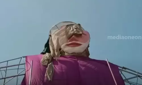 പ്രധാനമന്ത്രി മോദിയുടെ രൂപസാദൃശ്യം; കൊച്ചിൻ കാർണിവലിൽ ഒരുക്കിയ പാപ്പാഞ്ഞിക്കെതിരെ ബി.ജെ.പി പ്രധാനമന്ത്രി മോദിയുടെ രൂപസാദൃശ്യം; കൊച്ചിൻ കാർണിവലിൽ ഒരുക്കിയ പാപ്പാഞ്ഞിക്കെതിരെ ബി.ജെ.പി