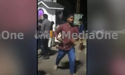 കാഞ്ഞിരപ്പള്ളിയിൽ മധ്യവയസ്‌കനെ നടുറോഡിലിട്ട് ആക്രമിച്ച് മദ്യപസംഘം