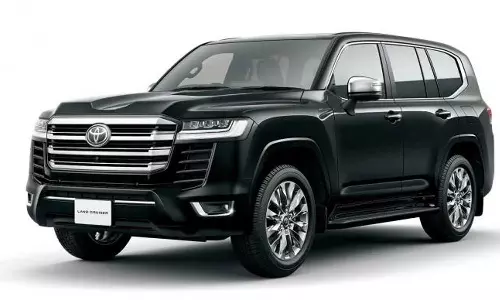 26 ലക്ഷം രൂപ നികുതി നാല് ലക്ഷം രൂപ ഇൻഷൂറൻസ്; ഞെട്ടിച്ച്  ലാൻഡ് ക്രൂയിസറിന്റെ ഓൺറോഡ് വില