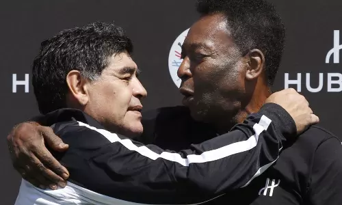 ഒരുമിച്ച് പന്തു തട്ടുന്ന പെലെയും മറഡോണയും; വൈറലായി അപൂര്‍വ ദൃശ്യങ്ങള്‍