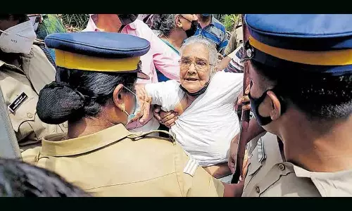 ഗവർണറും സർക്കാറും നേർക്കുനേർ; പ്രതിഷേധച്ചൂടിൽ കെ റെയിൽ ഗവർണറും സർക്കാറും നേർക്കുനേർ; പ്രതിഷേധച്ചൂടിൽ കെ റെയിൽ