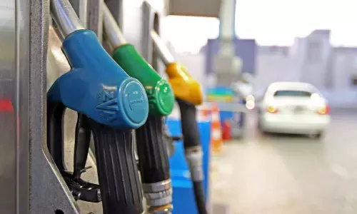 യു.എ.ഇ ഇന്ധനവിലയിൽ ഗണ്യമായ കുറവ്: പെട്രോൾ വിലയിൽ 15 ശതമാനം കുറയും