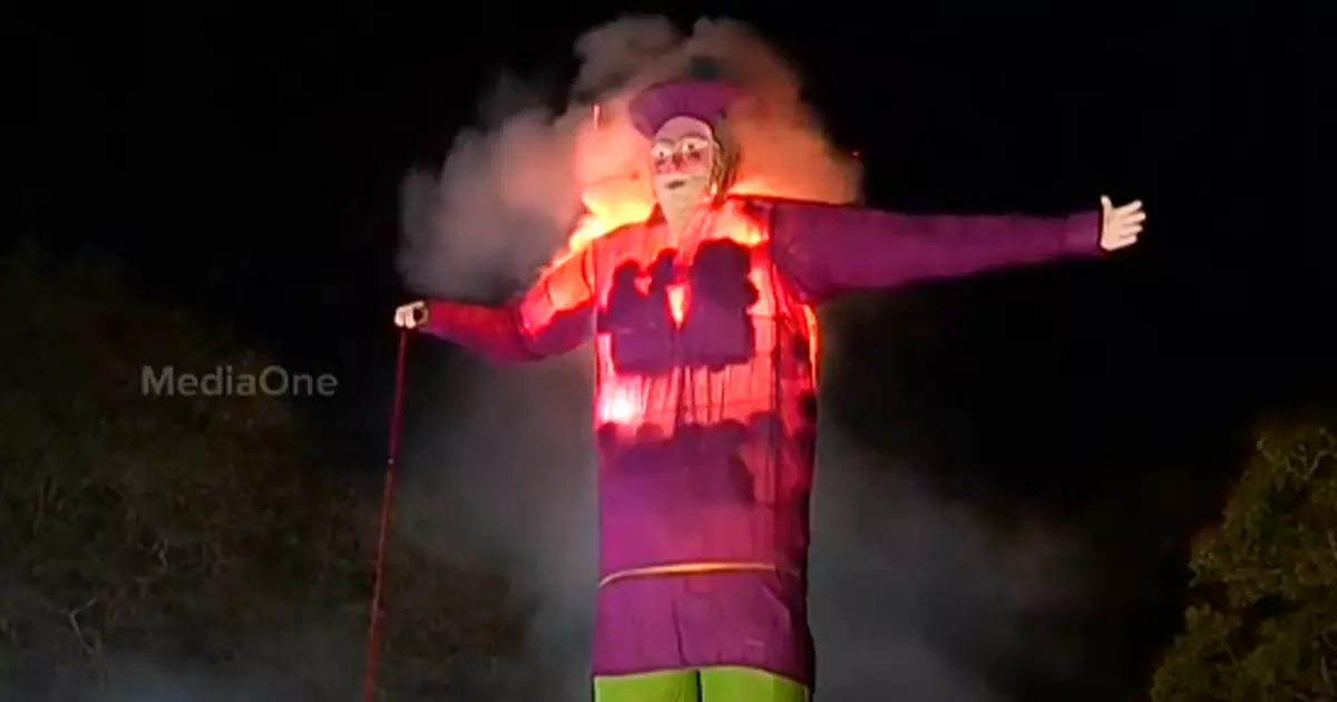 പുതുവർഷത്തെ ആവേശത്തോടെ വരവേറ്റ് കേരളം; പാപ്പാഞ്ഞിയെ കത്തിച്ച് കൊച്ചിക്കാര്‍