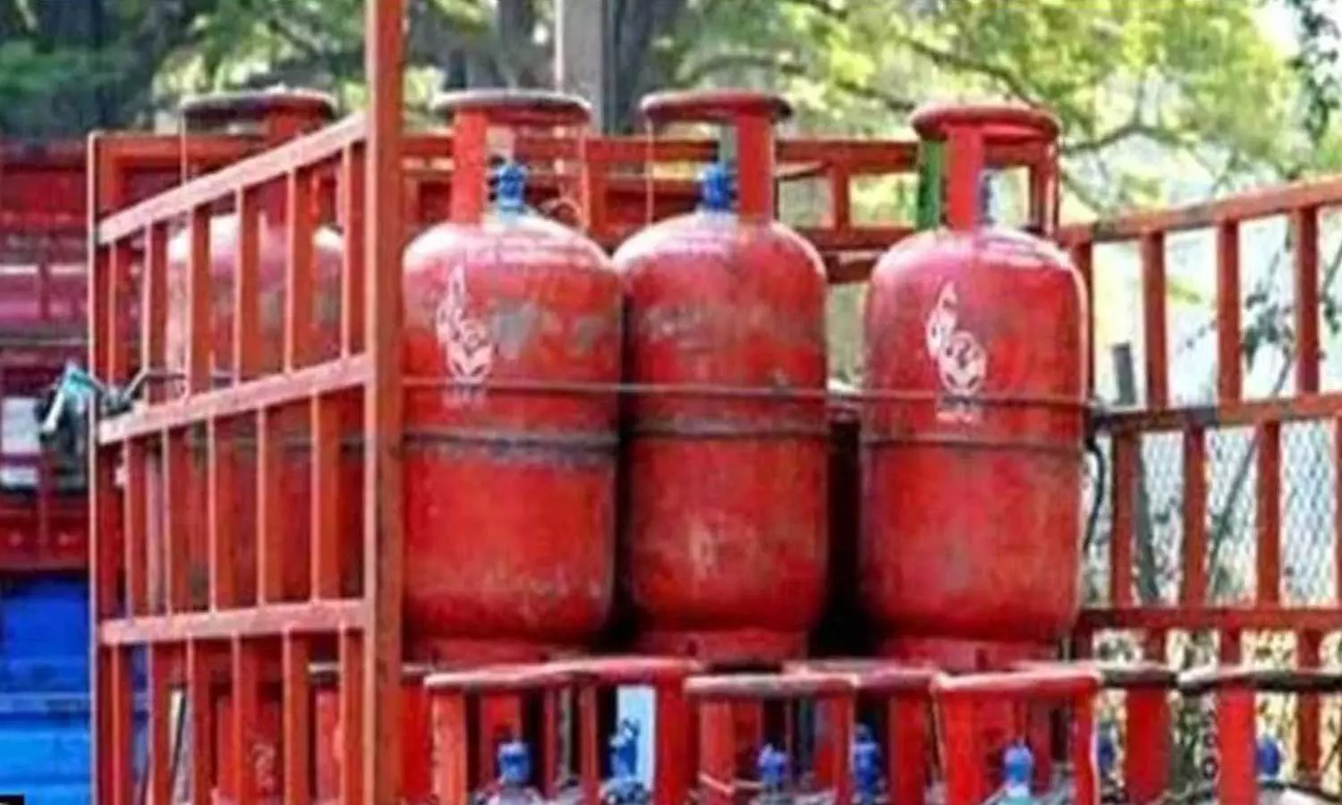 പാചകവാതക വില വീണ്ടും കൂട്ടി; ജനങ്ങള്‍ക്കുള്ള   പുതുവത്സര സമ്മാനമെന്ന് കോൺഗ്രസ്