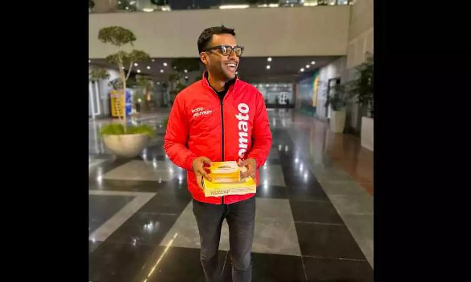 പുതുവത്സരത്തലേന്ന് ഓർഡറുകൾ കുതിച്ചുയർന്നു; ഡെലിവറിക്കിറങ്ങി സൊമാറ്റോ സി.ഇ.ഒ പുതുവത്സരത്തലേന്ന് ഓർഡറുകൾ കുതിച്ചുയർന്നു; ഡെലിവറിക്കിറങ്ങി സൊമാറ്റോ സി.ഇ.ഒ