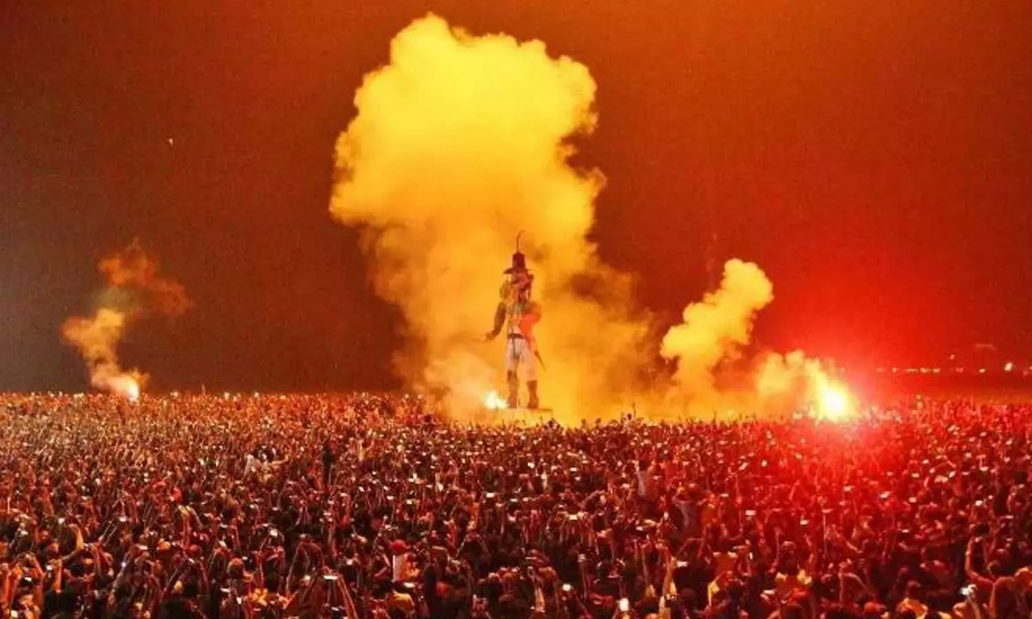 ഒഴുകിയെത്തിയത് ജനലക്ഷങ്ങൾ, കൊച്ചിയിലെ പുതുവത്സരാഘോഷത്തിൽ ഗുരുതര സുരക്ഷാ വീഴ്ച; ഒഴിവായത് വൻ ദുരന്തം ഒഴുകിയെത്തിയത് ജനലക്ഷങ്ങൾ, കൊച്ചിയിലെ പുതുവത്സരാഘോഷത്തിൽ ഗുരുതര സുരക്ഷാ വീഴ്ച; ഒഴിവായത് വൻ ദുരന്തം