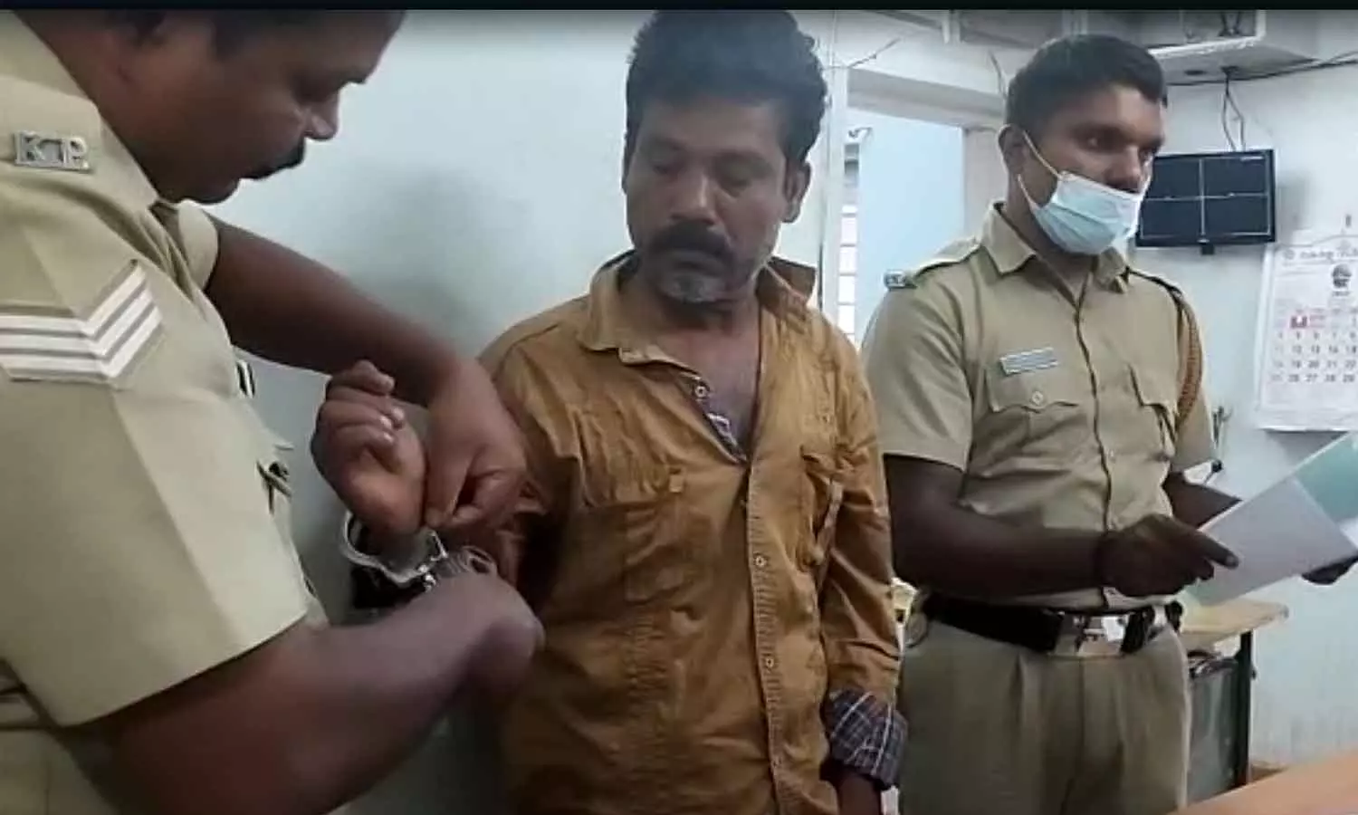 ഫാമിൽ കയറി കന്നുകാലികളോട് ലൈംഗിക അതിക്രമം; പ്രതി പിടിയിൽ ഫാമിൽ കയറി കന്നുകാലികളോട് ലൈംഗിക അതിക്രമം; പ്രതി പിടിയിൽ