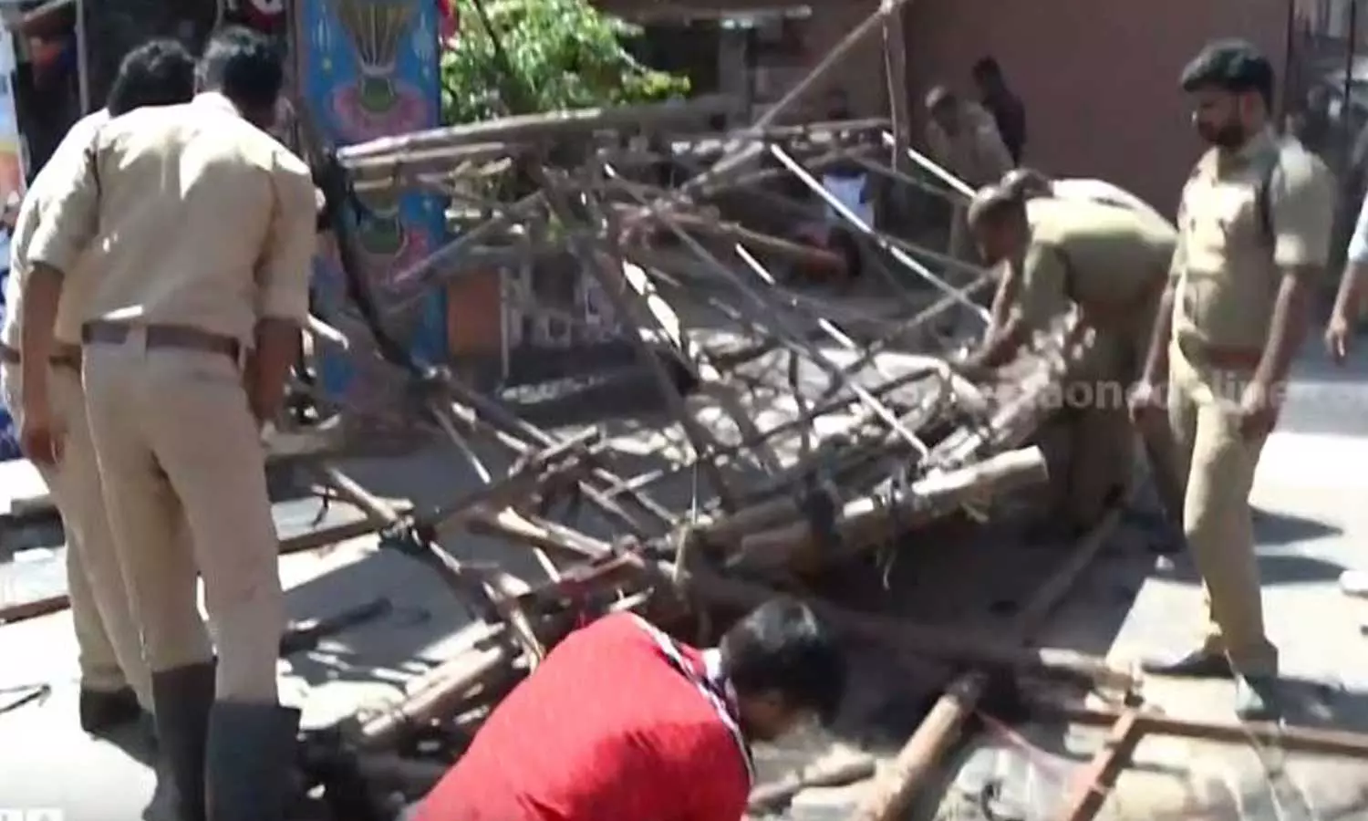 തൃശൂരിൽ ഷോപ്പിങ് ഫെസ്റ്റിവലിന്റെ കമാനം വീണ് ഓട്ടോറിക്ഷ തകർന്നു; രണ്ടുപേർക്ക് പരിക്ക് തൃശൂരിൽ ഷോപ്പിങ് ഫെസ്റ്റിവലിന്റെ കമാനം വീണ് ഓട്ടോറിക്ഷ തകർന്നു; രണ്ടുപേർക്ക് പരിക്ക്