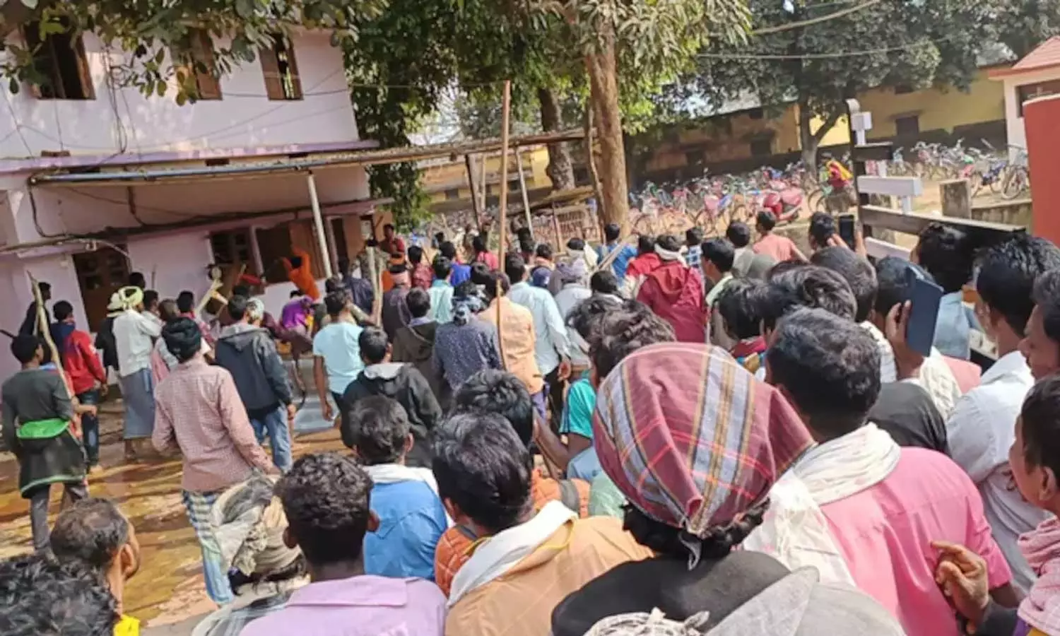 മതപരിവർത്തനം ആരോപിച്ച് ആദിവാസി പ്രതിഷേധം; ക്രിസ്ത്യൻ പള്ളിക്കും പൊലീസിനും നേരെ ആക്രമണം; 11 ഉദ്യോ​ഗസ്ഥർക്ക് പരിക്ക്