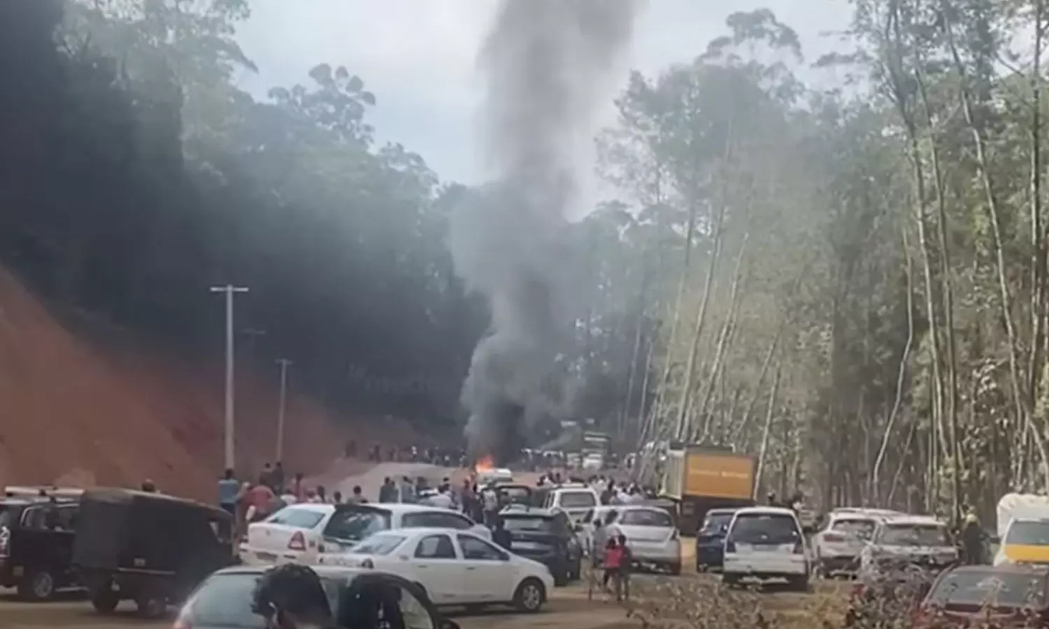 മൂന്നാറിൽ ഓടിക്കൊണ്ടിരിക്കുന്ന കാറിന് തീപിടിച്ചു മൂന്നാറിൽ ഓടിക്കൊണ്ടിരിക്കുന്ന കാറിന് തീപിടിച്ചു