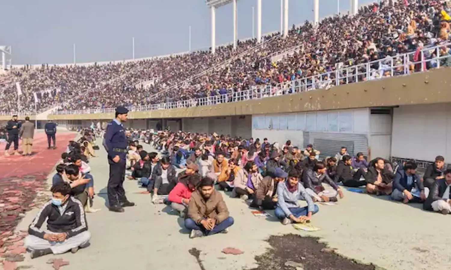 കളി കാണാനെത്തിയതല്ല, ഗ്രൗണ്ടിലിരുന്ന് പരീക്ഷയെഴുതാൻ വന്നതാണ്; പാക് പ്രതിസന്ധിയിൽ വലഞ്ഞ് ഉദ്യോഗാർത്ഥികളും