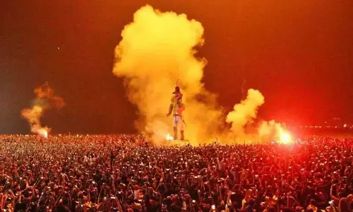 ഒഴുകിയെത്തിയത് ജനലക്ഷങ്ങൾ, കൊച്ചിയിലെ പുതുവത്സരാഘോഷത്തിൽ ഗുരുതര സുരക്ഷാ വീഴ്ച; ഒഴിവായത് വൻ ദുരന്തം