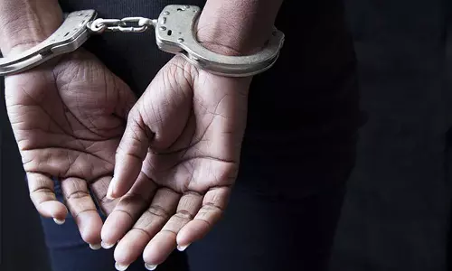 പ്രണയബന്ധത്തെ എതിർത്തു; കാമുകനൊപ്പം ചേർന്ന് അമ്മയെ കുത്തിക്കൊന്ന് 17കാരി