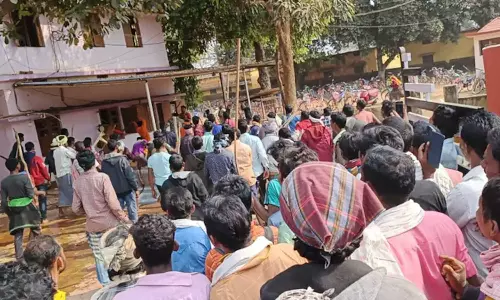 മതപരിവർത്തനം ആരോപിച്ച് ആദിവാസി പ്രതിഷേധം; ക്രിസ്ത്യൻ പള്ളിക്കും പൊലീസിനും നേരെ ആക്രമണം; 11 ഉദ്യോ​ഗസ്ഥർക്ക് പരിക്ക്