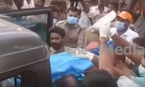 ശബരിമലയിൽ വെടിപ്പുരയ്ക്ക് തീപിടിച്ചു; പരിക്കേറ്റ രണ്ട്പേരുടെ നില ഗുരുതരം ശബരിമലയിൽ വെടിപ്പുരയ്ക്ക് തീപിടിച്ചു; പരിക്കേറ്റ രണ്ട്പേരുടെ നില ഗുരുതരം