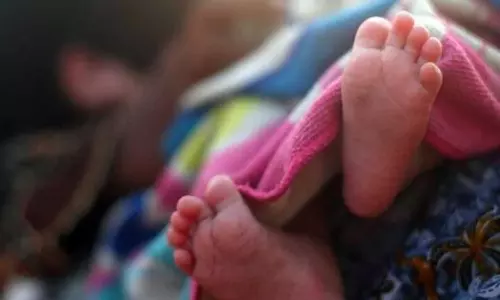 മൂന്ന് മാസം പ്രായമായ കുഞ്ഞിനെ ആശുപത്രിയുടെ മൂന്നാം നിലയിൽ നിന്നെറിഞ്ഞ് കൊന്ന് മാതാവ്