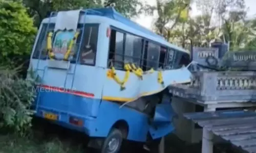 ശബരിമല തീർത്ഥാടകരുടെ വാൻ വീടിനു മുകളിലേക്ക് മറിഞ്ഞു; 16 പേർക്ക് പരിക്ക്