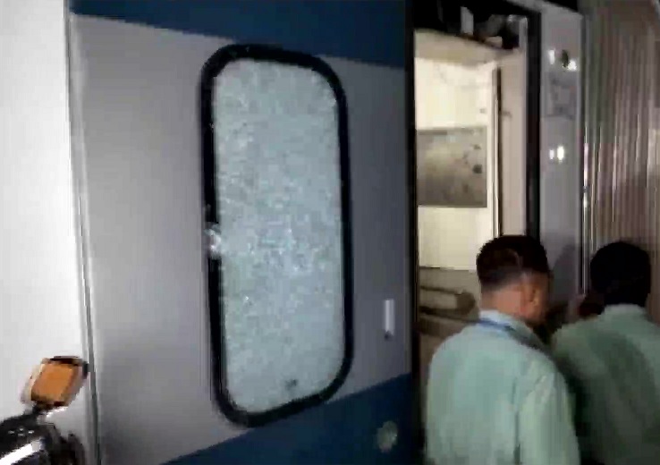 ബംഗാളില്‍ വന്ദേഭാരത് എക്സ്പ്രസ് ട്രയിനിനു നേരെ കല്ലേറ്; ജനൽച്ചില്ലുകൾ തകർന്നു
