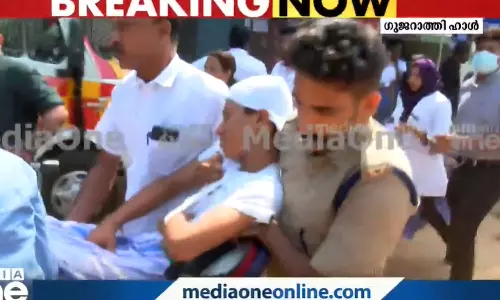 കളി തുടങ്ങുന്നതിന് മുന്നേ തന്നെ പറഞ്ഞതാണ്, അവര് കേട്ടില്ല; കോൽക്കളി വേദിയിൽ വിദ്യാർഥി കാൽ തെറ്റി വീണു, പ്രതിഷേധം