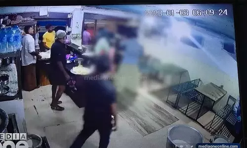 വയറിൽ ആഴത്തിലുള്ള കുത്ത്, ഹോട്ടലുടമ ഗുരുതരാവസ്ഥയിൽ; താനൂരിലെ ഹോട്ടലിൽ സംഭവിച്ചത്