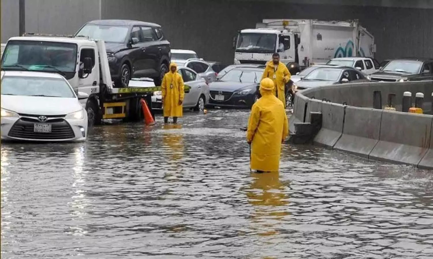 സൗദിയിൽ മഴ തുടരുന്നു: ഒഴുക്കിൽപെട്ട് രണ്ട് പേർ മരിച്ചു