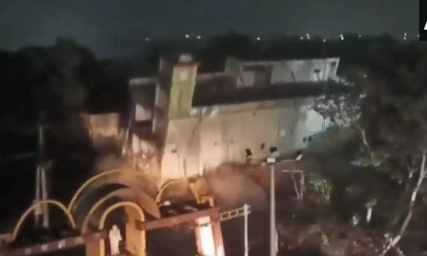 കൊലപാതകക്കേസില്‍ പ്രതിയായ ബി.ജെ.പി നേതാവിന്റെ ഹോട്ടൽ പൊളിച്ചു നീക്കി