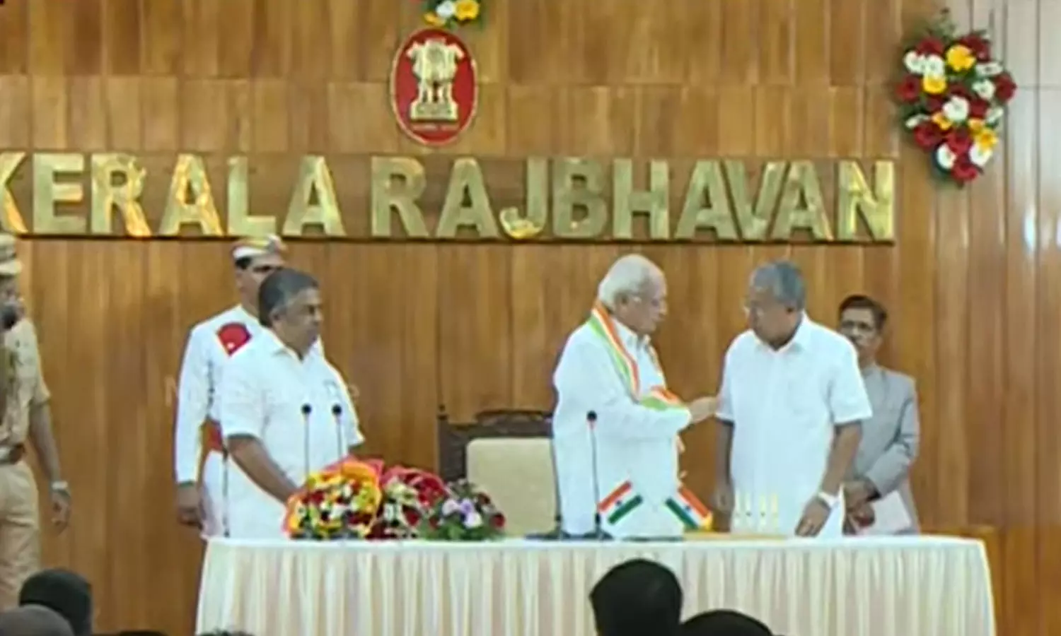 സജി ചെറിയാൻ വീണ്ടും മന്ത്രി; ഗവർണർ സത്യവാചകം ചൊല്ലിക്കൊടുത്തു സജി ചെറിയാൻ വീണ്ടും മന്ത്രി; ഗവർണർ സത്യവാചകം ചൊല്ലിക്കൊടുത്തു