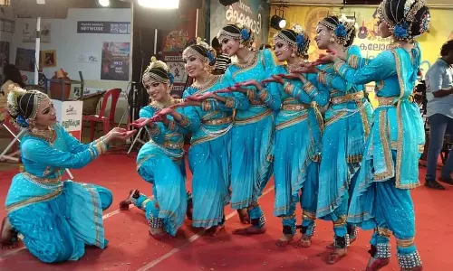 സ്കൂള് കലോത്സവം; കണ്ണൂര് മുന്നില്, തൊട്ടുപിന്നില് കോഴിക്കോട് സ്കൂള് കലോത്സവം; കണ്ണൂര് മുന്നില്, തൊട്ടുപിന്നില് കോഴിക്കോട്