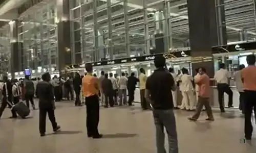 ബംഗളൂരു വിമാനത്താവളത്തിൽ സുരക്ഷാ പരിശോധനയ്ക്കായി യുവതിയുടെ ടീ ഷർട്ട് അഴിപ്പിച്ചുവെന്ന് പരാതി ബംഗളൂരു വിമാനത്താവളത്തിൽ സുരക്ഷാ പരിശോധനയ്ക്കായി യുവതിയുടെ ടീ ഷർട്ട് അഴിപ്പിച്ചുവെന്ന് പരാതി