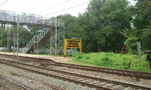 പാലക്കാട് കഞ്ചിക്കോട് ട്രെയിനിൽ തീപിടുത്തം പാലക്കാട് കഞ്ചിക്കോട് ട്രെയിനിൽ തീപിടുത്തം