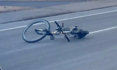 ഡൽഹി മോഡൽ ക്രൂരത യു.പിയിലും; സൈക്കിൾ യാത്രികയെ കാറിടിച്ച് 200 മീറ്ററോളം വലിച്ചിഴച്ചു