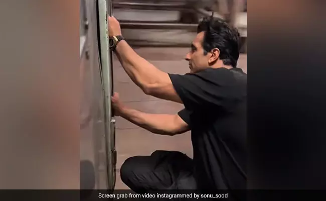 ട്രയിനിന്റെ ഫുട്ബോര്ഡില് നിന്ന് യാത്ര ചെയ്തതിന് നടന് സോനു സൂദിന് വിമര്ശം ട്രയിനിന്റെ ഫുട്ബോര്ഡില് നിന്ന് യാത്ര ചെയ്തതിന് നടന് സോനു സൂദിന് വിമര്ശം