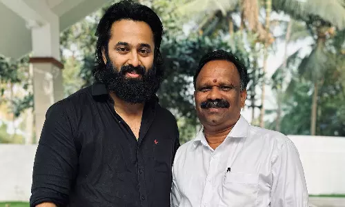 വത്സൻ തില്ലങ്കേരി ഏട്ടനെ കണ്ടു; മുത്താണ് അദ്ദേഹം; ഹിന്ദു ഐക്യവേദി നേതാവിനൊപ്പമുള്ള ചിത്രം പങ്കുവച്ച് ഉണ്ണിമുകുന്ദൻ