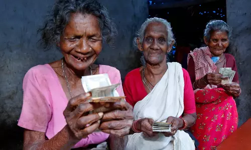 ക്ഷേമ പെൻഷൻ വീട്ടിലെത്തിക്കുന്നതിനുള്ള ഇൻസെന്റീവ് വെട്ടിക്കുറച്ച് സർക്കാർ