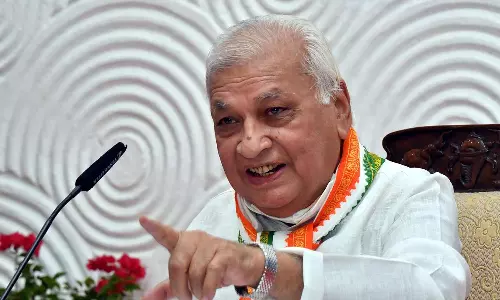 ഒപ്പിടാതെ ഗവർണർ; ചാൻസലർ സ്ഥാനത്ത് നിന്ന് മാറ്റുന്ന ബില്ലിൽ തീരുമാനമായില്ല