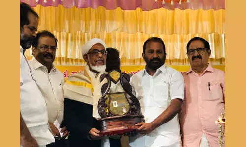 ഡോ. ബഹാഉദ്ദീൻ നദ്‌വിക്ക് ശ്രീനാരായണ അവാർഡ് സമ്മാനിച്ചു