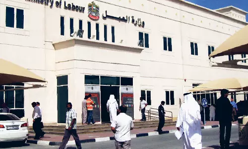 യു എ ഇയിൽ തൊഴിൽ നഷ്ടപ്പെടുന്നവർക്കുള്ള ഇൻഷൂറൻസ്; പദ്ധതിയില്‍ ചേരാത്തവരുടെ പിഴ ശമ്പളത്തിൽ നിന്ന് പിടിക്കും