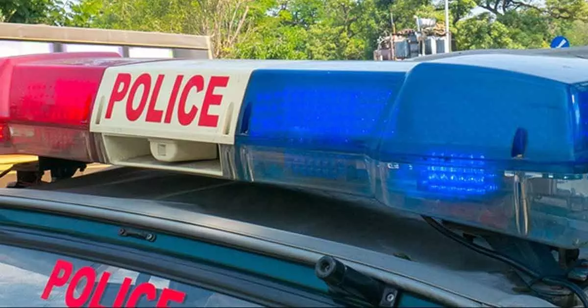 പൊലീസ് ഉദ്യോഗസ്ഥയെ പിന്തുടര്ന്ന് വാള് വീശി ഭീഷണിപ്പെടുത്തി: മൂന്നു പേര് അറസ്റ്റില് പൊലീസ് ഉദ്യോഗസ്ഥയെ പിന്തുടര്ന്ന് വാള് വീശി ഭീഷണിപ്പെടുത്തി: മൂന്നു പേര് അറസ്റ്റില്