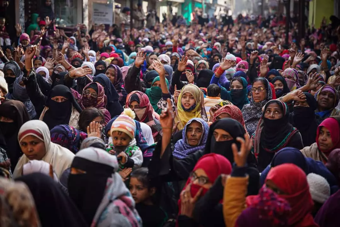 ഹല്‍ദ്വാനിയിലെ ജനങ്ങളെ കുടിയിറക്കുമ്പോള്‍