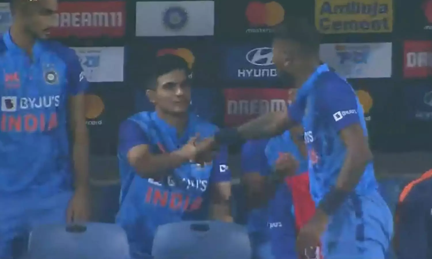 കളി കഴിയും മുമ്പേ തോറ്റെന്നുറപ്പിച്ച് കൈകൊടുത്തു; ഹര്ദിക്കിന് ആരാധകരുടെ പൊങ്കാല കളി കഴിയും മുമ്പേ തോറ്റെന്നുറപ്പിച്ച് കൈകൊടുത്തു; ഹര്ദിക്കിന് ആരാധകരുടെ പൊങ്കാല