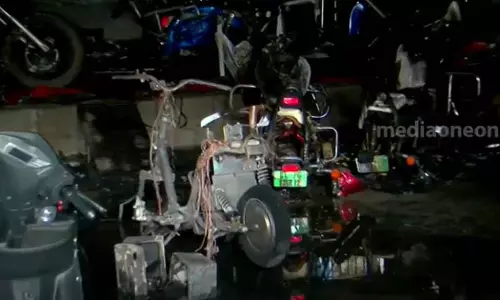 കത്തിനശിച്ച സ്കൂട്ടറിന് പകരം കമ്പനി അനുവദിച്ച വാഹനം ഷോറൂമുകാര്‍  വിട്ടുനല്‍കിയില്ല: ഭിന്നശേഷിക്കാരന്‍ കുത്തിയിരുപ്പ് സമരത്തില്‍