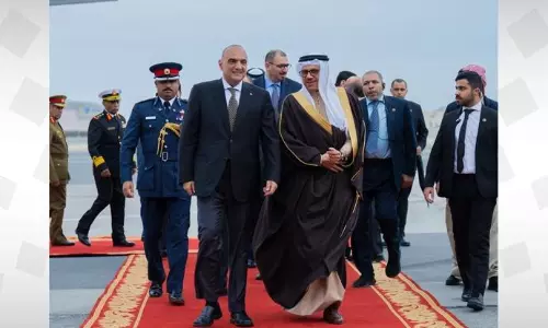 ജോർഡൻ പ്രധാനമന്ത്രിയും സംഘവും ബഹ്റൈനിലെത്തി ജോർഡൻ പ്രധാനമന്ത്രിയും സംഘവും ബഹ്റൈനിലെത്തി